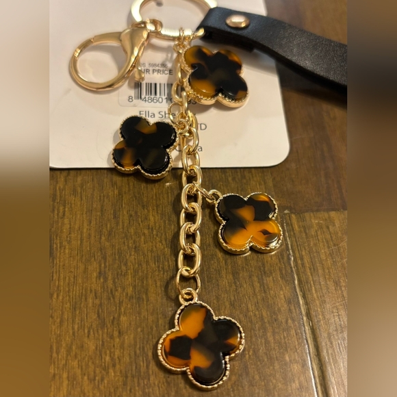 Quatrefoil Leopard Printed Keychain And Just Ximena Brushes - Picture 4 of 17